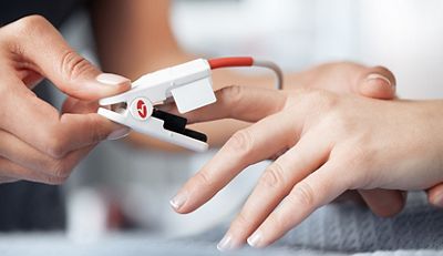 Nurse puts on the Marimo SpO2 sensor on a patient to capture respiration rate