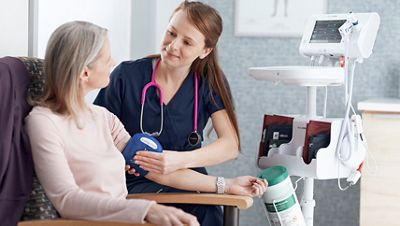 Un médecin prend la tension artérielle d'un patient dans un environnement clinique avec le moniteur Welch Allyn Connex Spot