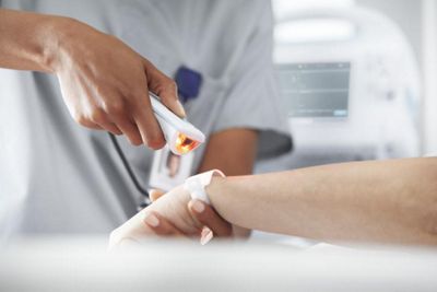 nurse scanning patient badge using single sign-on Imprivata