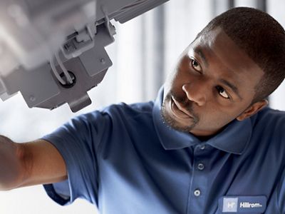 Un technicien d'entretien Hillrom