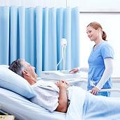 อุปกรณ์ตรวจวัดคลื่นไฟฟ้าหัวใจ ELI 280  Resting Electrocardiograph บนแท่นวางที่แพทย์กำลังใช้กับผู้ป่วยชายบริเวณข้างเตียงภายในโรงพยาบาล