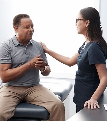 听到医生的病人，当坐桌子时。